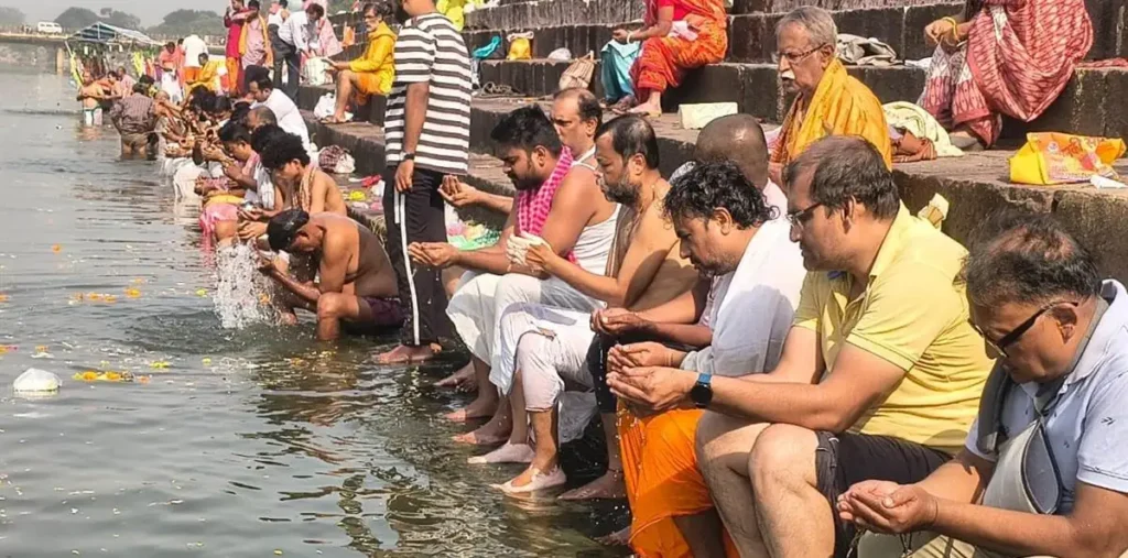 पितृ मोक्ष अमावस्या पर नदी, तालाबों के घाट पर उमड़े लोग, महानदी, शिवनाथ, खारुन, हसदेव तटों पर हुआ तर्पण – राष्ट्रवाणी