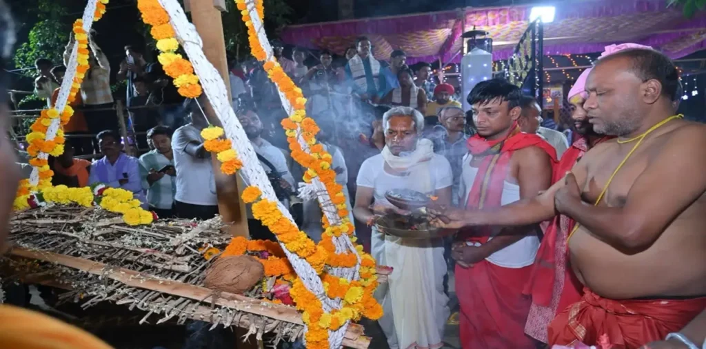 Bastar Dussehra 2026: काछन माई ने दी बस्तर दशहरा मनाने की अनुमति, कांटों के झूले पर लेटी देवी की राजपरिवार ने की पूजा, 5वीं की छात्रा पीहू ने निभाई रस्में – राष्ट्रवाणी