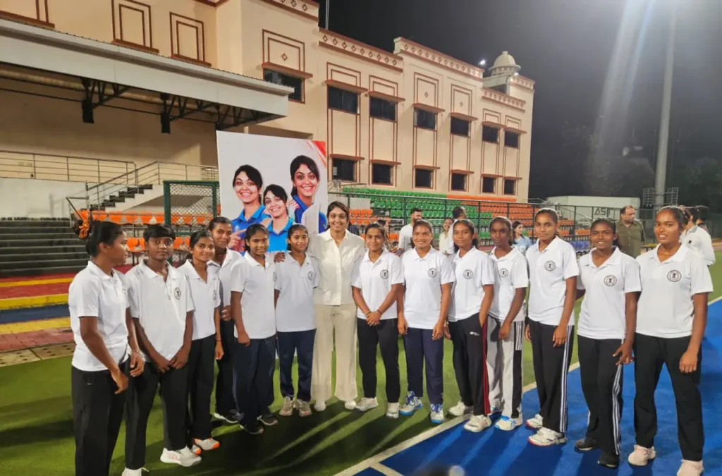 अंतरराष्ट्रीय क्रिकेटर हरलीन देओल ने हॉकी अकादमी के खिलाडि़यों से की मुलाकात, दिया मेहनत और आत्मविश्वास का मंत्र – राष्ट्रवाणी