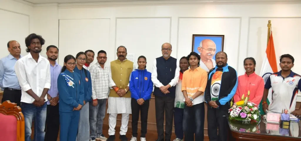 राज्यपाल रमेन डेका से प्रदेश के उत्कृष्ट खिलाड़ियों ने की सौजन्य भेंट…. – राष्ट्रवाणी
