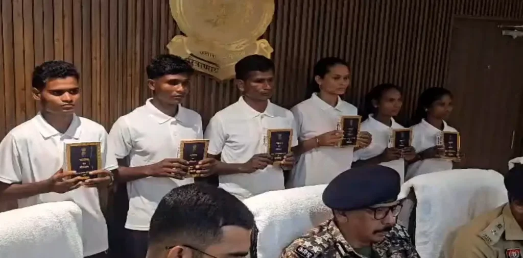 Bijapur Naxal Surrender News: बीजापुर में 6 इनामी नक्सलियों ने किया सरेंडर, सभी पर घोषित था 35 लाख का इनाम – राष्ट्रवाणी