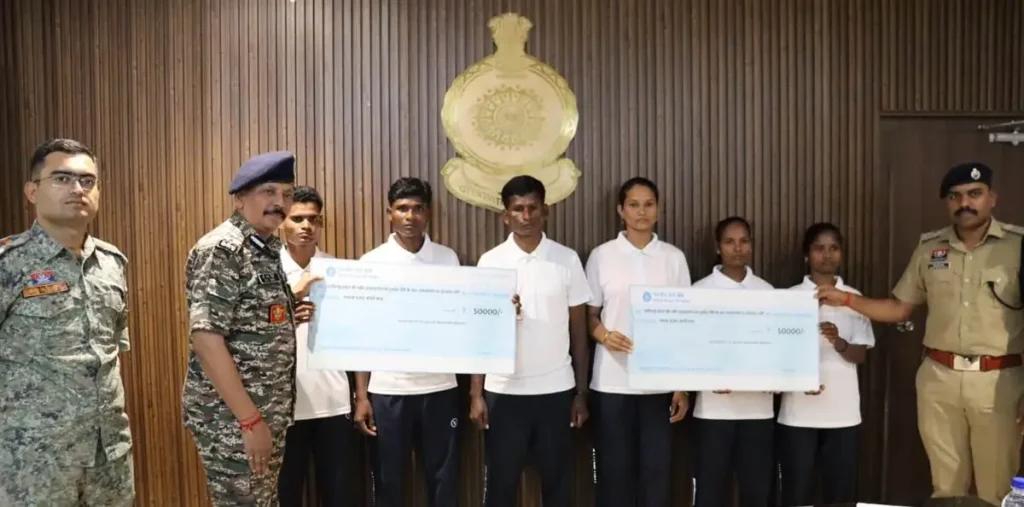 छत्तीसगढ़ के बीजापुर में छह माओवादियों ने किया आत्मसमर्पण, 35 लाख का था इनाम – राष्ट्रवाणी
