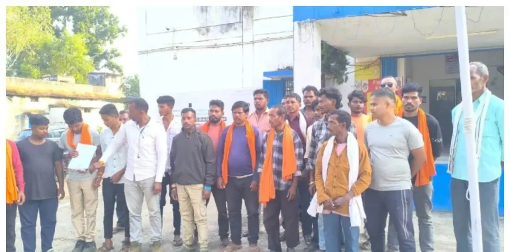सरगुजा के मुटकी गांव में मतांतरण और अवैध कब्जे पर भारी बवाल, सरपंच के नेतृत्व में थाने पहुंचे ग्रामीण – राष्ट्रवाणी