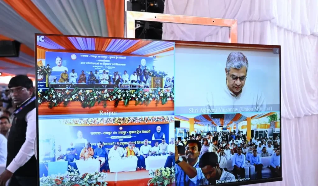 रायपुर: केंद्रीय रेल मंत्री अश्विनी वैष्णव और मुख्यमंत्री विष्णु देव साय ने रावघाट – रायपुर एवं रायपुर – कुरूद यात्री रेल सेवाओं को दिखाई हरी झंडी…. – राष्ट्रवाणी