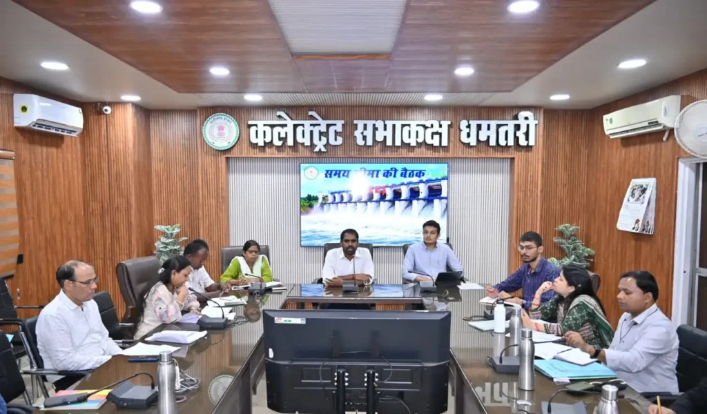 सीएम हेल्पलाइन के प्रकरणों का सर्वोच्च प्राथमिकता से करें निराकरण : कलेक्टर अबिनाश मिश्रा – राष्ट्रवाणी