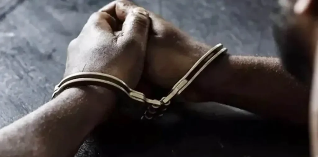 दुर्ग: में टॉयलेट के बहाने आरोपी ने खुलवाई हथकड़ी, पुलिसकर्मी को धक्का दिया और थाने की दीवार फांदकर भागा – राष्ट्रवाणी