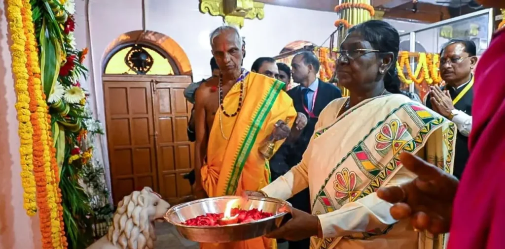 राष्ट्रपति द्रौपदी मुर्मू ने की माँ दंतेश्वरी की पूजा-अर्चना, की देशवासियों की सुख-समृद्धि और खुशहाली की कामना – राष्ट्रवाणी राष्ट्रपति द्रौपदी मुर्मू ने की माँ दंतेश्वरी की पूजा-अर्चना, की देशवासियों की सुख-समृद्धि और खुशहाली की कामना – राष्ट्रवाणी