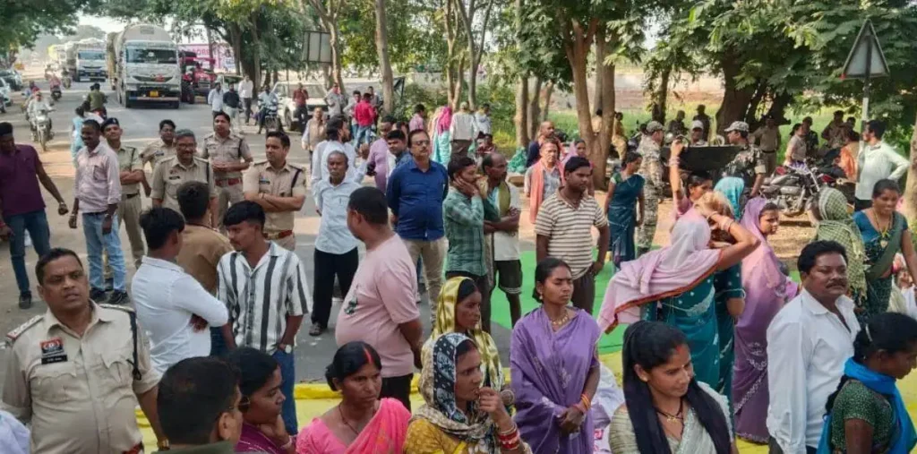 महासमुंद: में किसानों का आंदोलन, ट्रैक्टर मार्च रोकने पर NH-353 पर बैठे किसान; वाहनों की लगी लंबी लाइन – राष्ट्रवाणी महासमुंद: में किसानों का आंदोलन, ट्रैक्टर मार्च रोकने पर NH-353 पर बैठे किसान; वाहनों की लगी लंबी लाइन – राष्ट्रवाणी