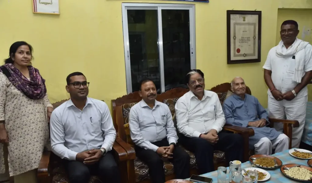 राज्य नीति आयोग के उपाध्यक्ष गणेश शंकर मिश्रा ने माता रुक्मिणी आश्रम पहुंचकर पद्मश्री धर्मपाल सैनी से की आत्मीय मुलाकात – राष्ट्रवाणी राज्य नीति आयोग के उपाध्यक्ष गणेश शंकर मिश्रा ने माता रुक्मिणी आश्रम पहुंचकर पद्मश्री धर्मपाल सैनी से की आत्मीय मुलाकात – राष्ट्रवाणी