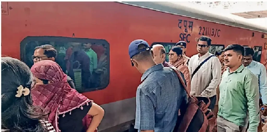 रायपुर: दुर्ग और बिलासपुर रूट पर ट्रेनों की लेटलतीफी से यात्री बेहाल, सांसद को भी आधे घंटे करना पड़ा इंतजार – राष्ट्रवाणी रायपुर: दुर्ग और बिलासपुर रूट पर ट्रेनों की लेटलतीफी से यात्री बेहाल, सांसद को भी आधे घंटे करना पड़ा इंतजार – राष्ट्रवाणी