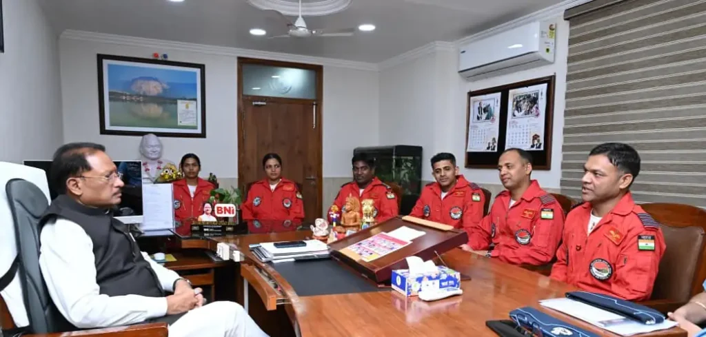मुख्यमंत्री विष्णु देव साय से भारतीय वायु सेना की सारंग हेलीकॉप्टर डिस्प्ले टीम ने की सौजन्य मुलाकात – राष्ट्रवाणी मुख्यमंत्री विष्णु देव साय से भारतीय वायु सेना की सारंग हेलीकॉप्टर डिस्प्ले टीम ने की सौजन्य मुलाकात – राष्ट्रवाणी