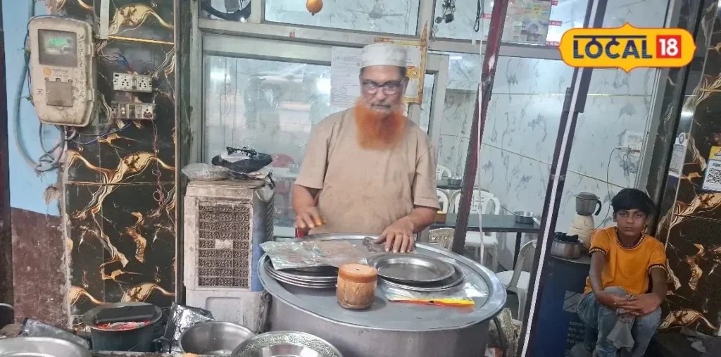 फैक्ट्री की नौकरी छोड़ क्यों बेचने लगे बिरयानी? मिलिए आगरा के शकील से, अब छाप रहे नोट – राष्ट्रवाणी फैक्ट्री की नौकरी छोड़ क्यों बेचने लगे बिरयानी? मिलिए आगरा के शकील से, अब छाप रहे नोट – राष्ट्रवाणी