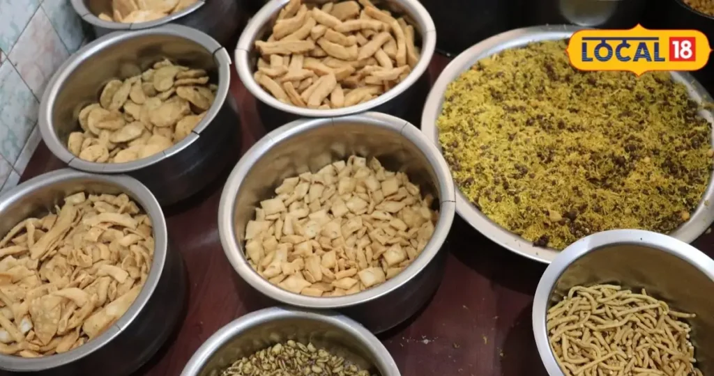 समोसों का जवाब नहीं, दालमोट के भी दीवाने सब…प्रयागराज की ये दुकान 136 साल पुरानी, जानिए, इस बड़े खुलासे से मचा हड़कंप – राष्ट्रवाणी समोसों का जवाब नहीं, दालमोट के भी दीवाने सब…प्रयागराज की ये दुकान 136 साल पुरानी, जानिए, इस बड़े खुलासे से मचा हड़कंप – राष्ट्रवाणी